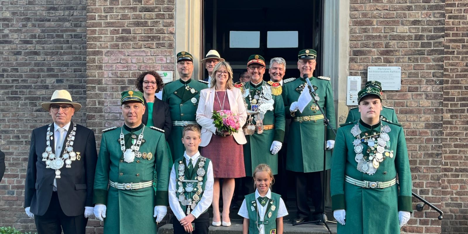 Majestäten vor dem Rathaus